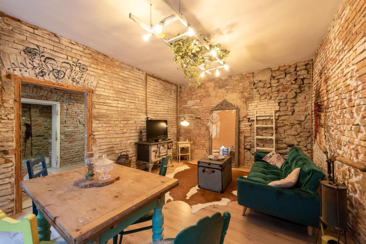 Accommodation At The Folklore Apartment Bratislava Luaran gambar