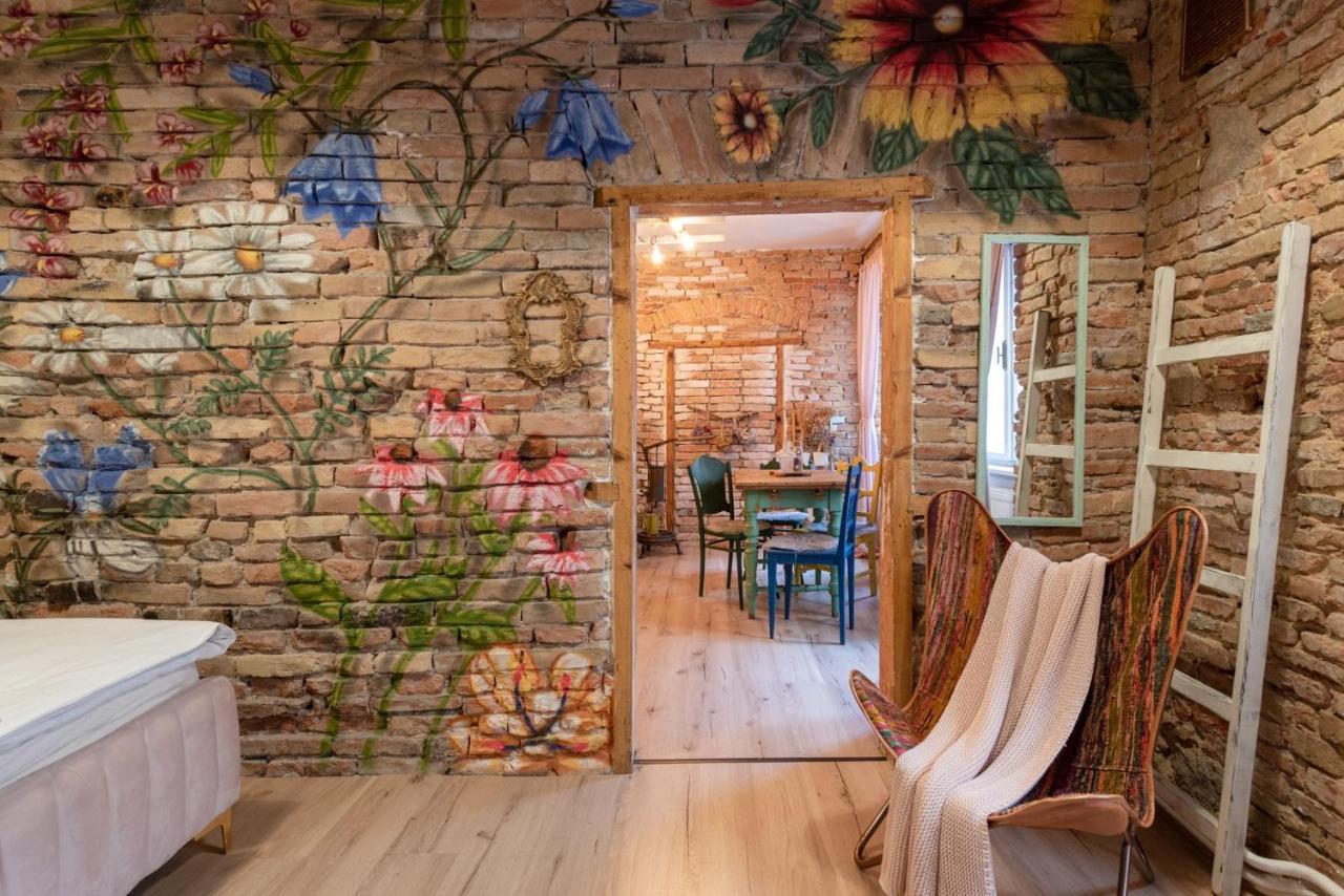 Accommodation At The Folklore Apartment Bratislava Luaran gambar